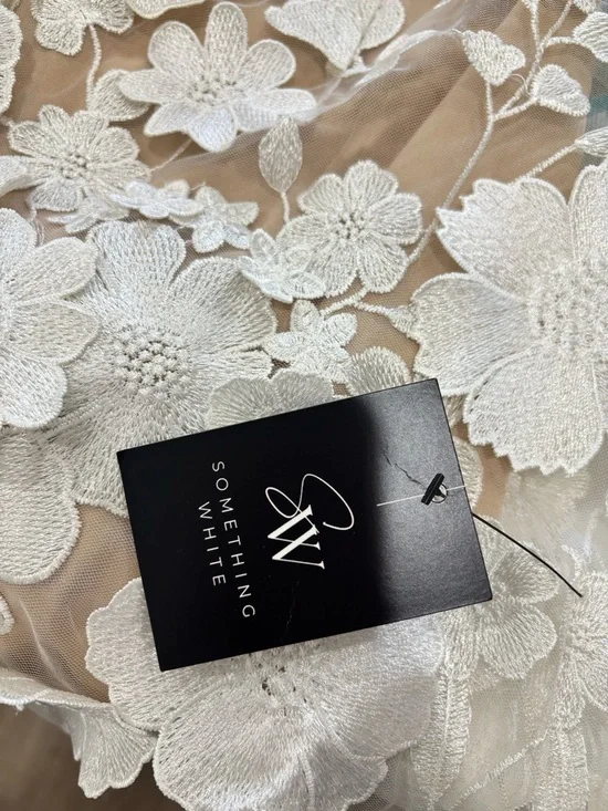 Storia Nude Mini Dress with White Floral Appliqué - Picture 5 of 8